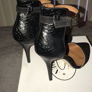 Steve Madden Strappy heel 9.5